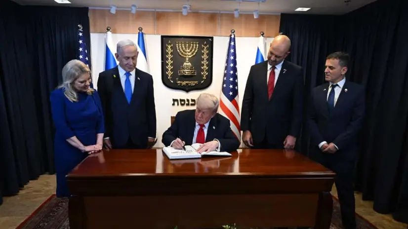 Il presidente Usa Donald Trump alla Knesset insieme a lui il premier israeliano Benyamin Netanyahu, 13 ottobre 2025. ANSA/US PRIMO MINISTRO ISRAELE +++ NPK +++ +++ ANSA PROVIDES ACCESS TO THIS HANDOUT PHOTO TO BE USED SOLELY TO ILLUSTRATE NEWS REPORTING OR COMMENTARY ON THE FACTS OR EVENTS DEPICTED IN THIS IMAGE - NO ARCHIVING - NO LICENSING - NPK +++