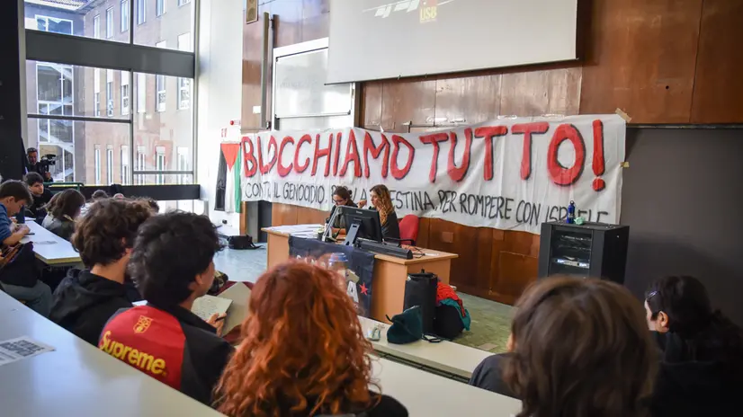 Occupazione dell’Università Statale da parte degli studenti, blocchiamo tutto contro il genocidio a Gaza, Milano 2 Ottobre 2025 ANSA/MATTEO CORNER