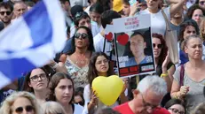 epa12450072 Israelis celebrate the release of hostages held by Hamas as they watch from a screen at Hostage Square in Tel Aviv, Israel, 13 October 2025. As part of the ceasefire agreement between Israel and Hamas, some 20 Israeli captives and around 2,000 Palestinian prisoners are scheduled to be released on 13 October. EPA/ABIR SULTAN