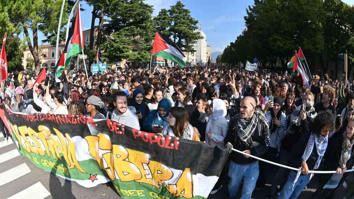 L’imponente corteo di manifestanti: circa 20mila scesi in piazza a Brescia - Gabriele Strada /Neg © www.giornaledibrescia.it