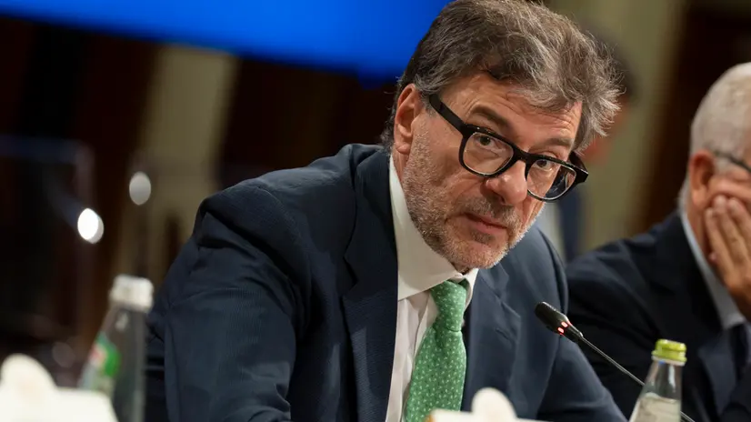 Riunione tra il governo e le organizzazioni sindacali per discutere le priorità e le proposte in vista della prossima legge di bilancio. Alla riunione, presieduta dal sottosegretario Alfredo Mantovano, partecipano i ministri Giancarlo Giorgetti (Economia), Marina Calderone (Lavoro e Politiche Sociali), Paolo Zangrillo (Pubblica Amministrazione), Luigi Sbarra (Sottosegretario per le Politiche per il Sud), e il viceministro Valentino Valentini (Sviluppo economico). Presente Stefano Caldoro (consigliere del presidente del consiglio per i Rapporti con le parti sociali). Per le organizzazioni sindacali, sono presenti i segretari generali della Cgil Maurizio Landini, della Cisl Daniela Fumarola, della Uil Pierpaolo Bombardieri, della Confsal Angelo Raffaele Margiotta e dell'Ugl Francesco Paolo Capone. Presso la Sala Verde di Palazzo Chigi, Roma, 10 ottobre 2025. ANSA/Governo.it + UFFICIO STAMPA, PRESS OFFICE, HANDOUT PHOTO, NO SALES, EDITORIAL USE ONLY + NPK
