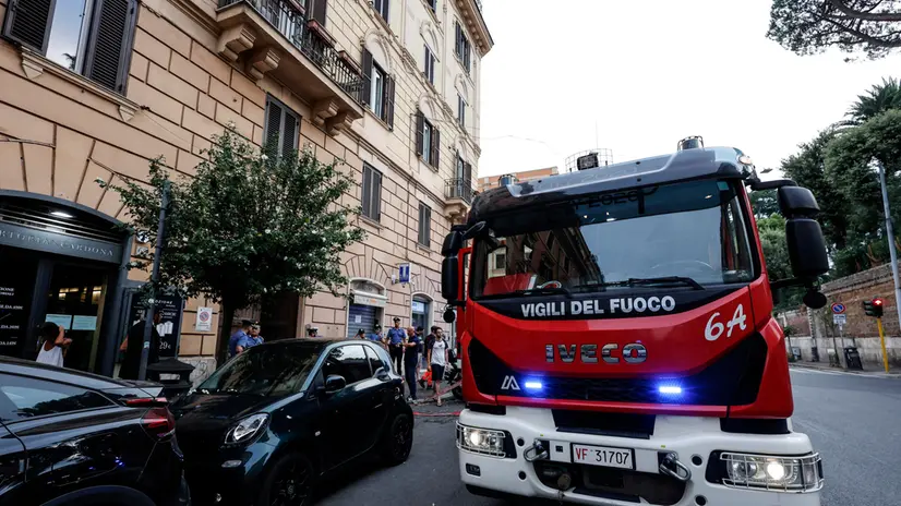 Mezzo dei Vigili del Fuoco presso uno sabile in via Po, Roma, 12 Agosto 2025. ANSA/GIUSEPPE LAMI Sono circa 100 gli equipaggi che quotidianamente 24 ore su 24 intevengono sul territorio della capitale.