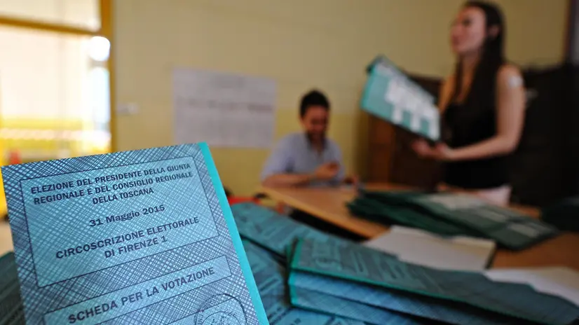 Insediamento dei seggi a Firenze per l'elezione del consiglio e del presidente della Regione Toscana, 30 maggio 2015. ANSA/MAURIZIO DEGL'INNOCENTI