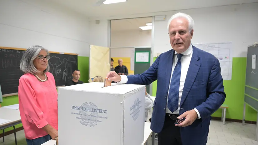 Il Presidente della Regione Toscana Eugenio Giani si reca a votare durante le elezioni regionali in Toscana Sesto Fiorentino Firenze 12 Ottobre 2025 ANSA/CLAUDIO GIOVANNINI
