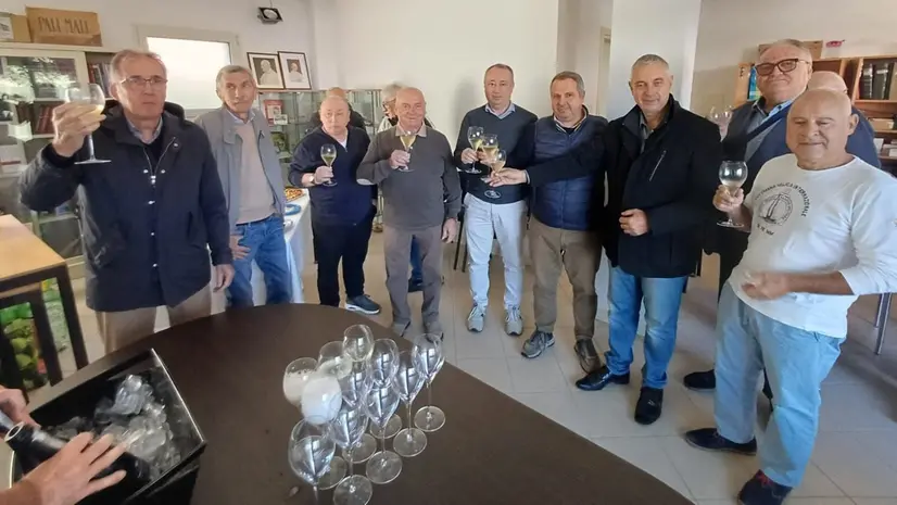 In alto i calici per brindare alla nuova sede
