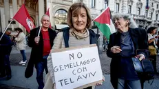 Presidio pro-Palestina in concomitanza con la seduta del consiglio comunale nella quale verrà discussa la mozione per interrompere il gemellaggio tra le città di Milano e Tel Aviv in piazza della scala a Milano, 6 ottobre 2025. ANSA/MOURAD BALTI TOUATI
