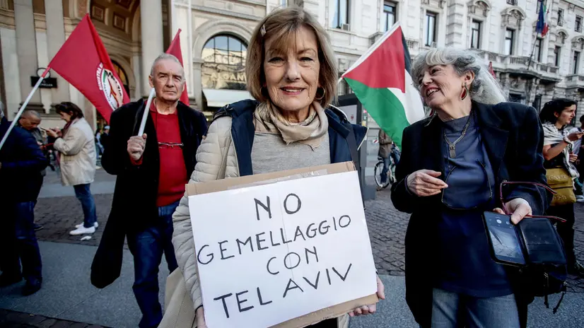 Presidio pro-Palestina in concomitanza con la seduta del consiglio comunale nella quale verrà discussa la mozione per interrompere il gemellaggio tra le città di Milano e Tel Aviv in piazza della scala a Milano, 6 ottobre 2025. ANSA/MOURAD BALTI TOUATI