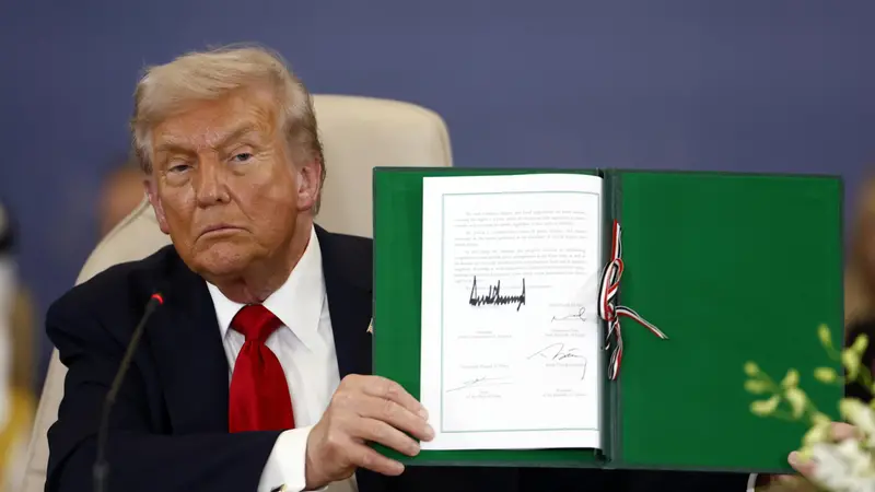 Trump mostra il documento firmato dai leader a Sharm-eh-Sheikh - Foto Ansa © www.giornaledibrescia.it