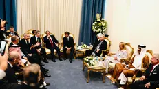 Un momento dell'incontro, a margine della cerimonia di firma del Piano di Pace per Gaza, a cui hanno partecipato la presidente del Consiglio Giorgia Meloni e, tra gli altri il presidente egiziano Abdel Fattah al-Sisi, il primo ministro britannico Keir Starmer, il presidente francese Emmanuel Macron, il cancelliere tedesco Friedrich Merz, il presidente turco Recep Tayyip Erdogan, l'emiro del Qatar Tamim bin Hamad Al Thani, il primo Ministro canadese Michael Carney, il re di Giordania Abdullah II e il ministro degli Esteri Saudita Faisal bin Farhan Al Saud. Sharm el-Sheikh 13 ottobre 2025. ANSA/Filippo Attili - Uff stampa Palazzo Chigi + UFFICIO STAMPA, PRESS OFFICE, HANDOUT PHOTO, NO SALES, EDITORIAL USE ONLY + NPK