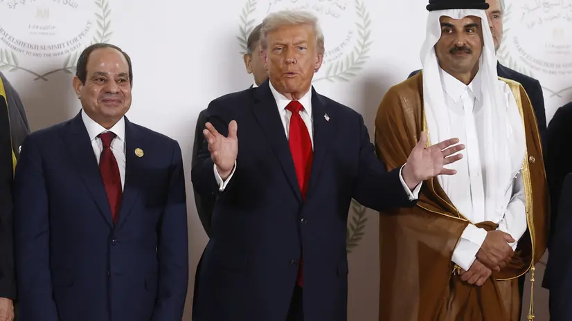 epa12451392 (L-R) Egyptian President Abdel Fattah al-Sisi, US President Donald Trump, and Emir of Qatar Sheikh Tamim bin Hamad al-Thani pose during the family picture at the Gaza Peace Summit in Sharm El-Sheikh, Egypt, 13 October 2025. US President Donald Trump alongside Egypt's President Abdel Fattah al-Sisi with leaders from more than 20 countries attend the summit in Sharm El-Sheikh. The first phase of Gaza peace plan between Israel and Hamas involves the release of Israeli hostages and Palestinian prisoners, the partial withdrawal of Israeli forces, and the delivery of humanitarian aid to Gaza. EPA/YOAN VALAT / POOL