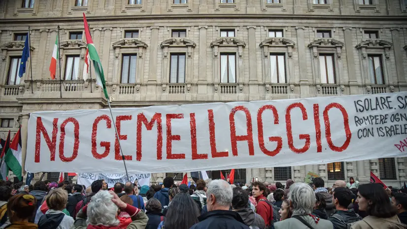 Protesta in piazza Scala in occasione del voto in consiglio comunale su gemellaggio Milano - Tel Aviv, Milano 13 Ottobre 2025 ANSA/MATTEO CORNER