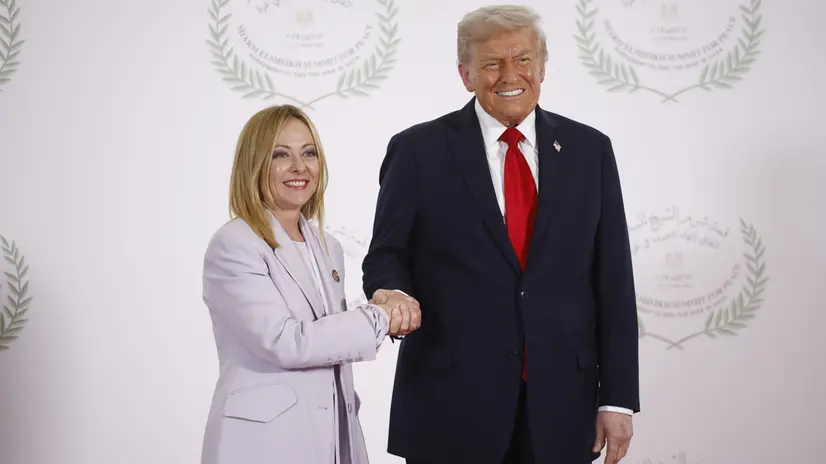epa12451502 Italian's Prime Minister Giorgia Meloni (L) and US President Donald Trump shake hands during the greetings ceremony before the family picture at the Gaza Peace Summit in Sharm El-Sheikh, Egypt, 13 October 2025. US President Donald Trump alongside Egypt's President Abdel Fattah al-Sisi with leaders from more than 20 countries attend the summit in Sharm El-Sheikh. The first phase of Gaza peace plan between Israel and Hamas involves the release of Israeli hostages and Palestinian prisoners, the partial withdrawal of Israeli forces, and the delivery of humanitarian aid to Gaza. EPA/YOAN VALAT / POOL
