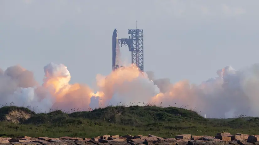 epa12325260 SpaceX's 10th Starship test rocket lifts off from their Starbase facility seen from South Padre Island, Texas, USA, 26 August 2025. Following several failures SpaceX's Starship, the largest and most powerful rocket ever built, launched following two prior days of delays. EPA/MICHAEL GONZALEZ