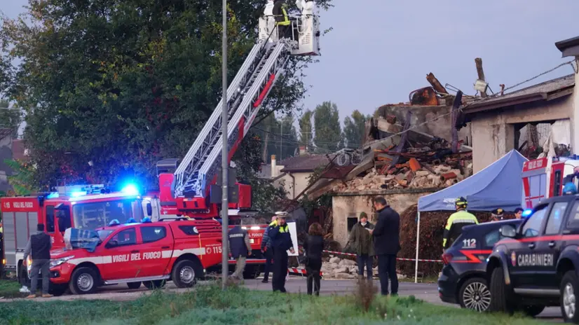 Carabinieri e vigili del fuoco nel tratto di strada chiuso in cui si è verificata l'esplosione - Foto Ansa © www.giornaledibrescia.it