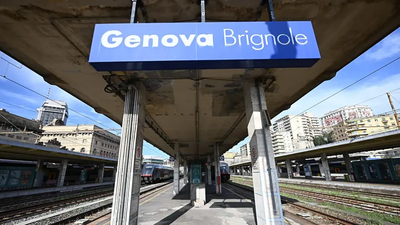 Sciopero nazionale del personale ferroviario, indetto dai sindacati dopo il ferimento di un capotreno alla stazione di Genova Rivarolo. La stazione di Genova Brignole dove arrivanondei passeggeri in cerca di informazioni sui treni disponibili. Genova, 05 novembre 2024. ANSA/LUCA ZENNARO