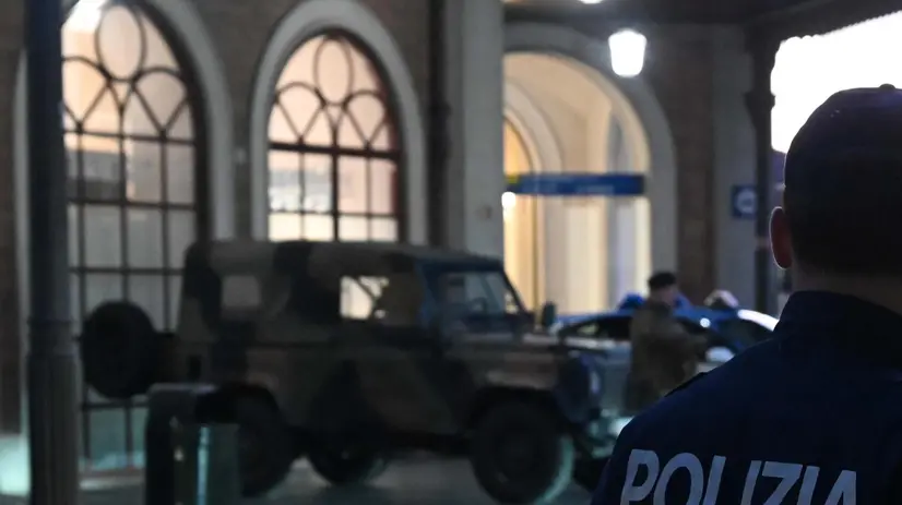 Controlli della Polizia in stazione, foto d'archivio - Foto Gabriele Strada/Neg © www.giornaledibrescia.it