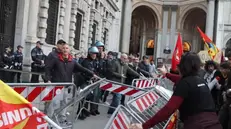 Tafferugli in piazza Scala in occasione del voto in consiglio comunale su gemellaggio Milano - Tel Aviv, Milano 13 Ottobre 2025. ANSA/ALANEWS
