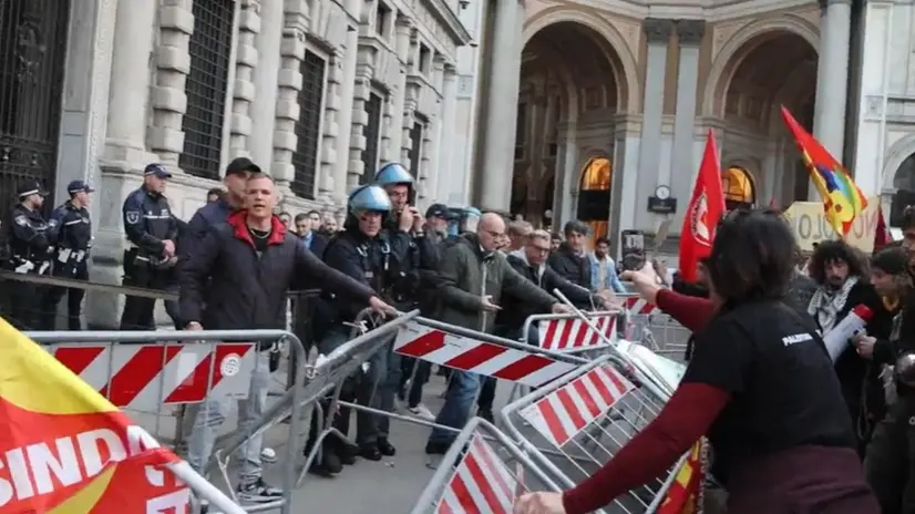 Tafferugli in piazza Scala in occasione del voto in consiglio comunale su gemellaggio Milano - Tel Aviv, Milano 13 Ottobre 2025. ANSA/ALANEWS