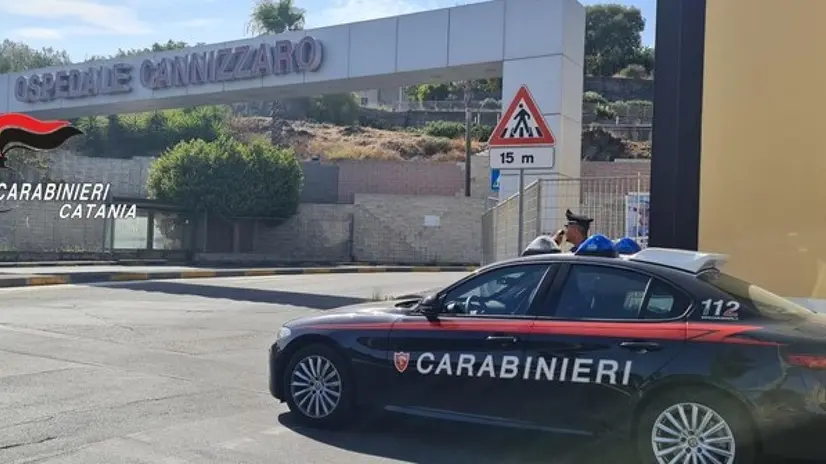 Pattuglia dei Carabinieri all'ospedale Cannizzaro di Catania