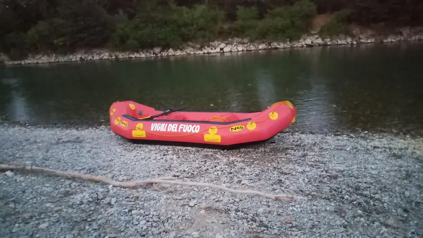 Un mezzo dei Vigili del fuoco impegnato nelle ricerche sul fiume Oglio (foto d'archivio) - © www.giornaledibrescia.it