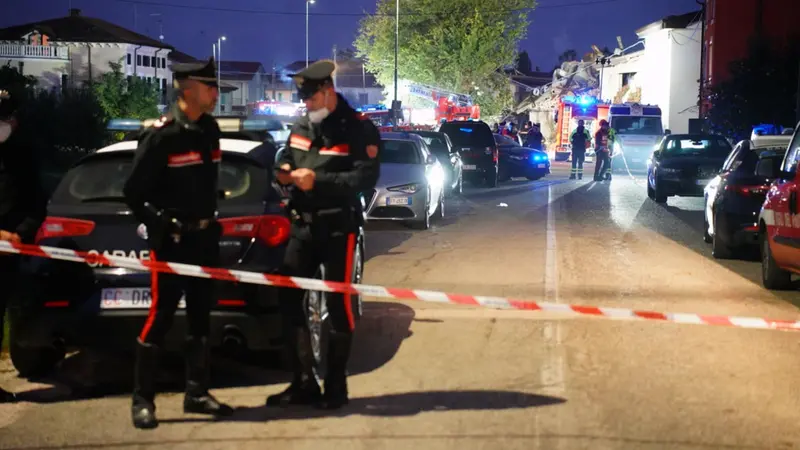 I carabinieri nel tratto di strada chiusa dopo l'esplosione - Foto Ansa © www.giornaledibrescia.it