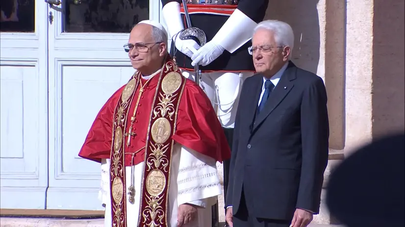 Fermoimmagine del video trasmesso da Rainews in cui si vede il presidente della Repubblica Sergio Mattarella che accoglie papa Leone XIV al Quirinale, Roma, 14 ottobre 2025. ANSA / RAI +++ FOTO NON IN VENDITA - USO SOLO EDITORIALE +++
