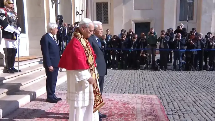 Fermoimmagine del video trasmesso da Rainews in cui si vede il presidente della Repubblica Sergio Mattarella che accoglie papa Leone XIV al Quirinale, Roma, 14 ottobre 2025. ANSA / RAI +++ FOTO NON IN VENDITA - USO SOLO EDITORIALE +++