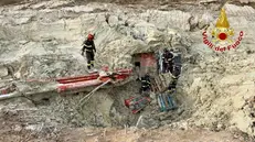 Una foto diffusa dai Vigili del Fuoco della cava a Corridonia (Macerata) dove è morto ieri un operaio sommerso dalla terra mentre lavorava., 14 ottobre 2025. ANSA/ US VIGILI DEL FUOCO +++FOTO DIFFUSA DALL'UFFICIO STAMPA - USARE SOLO PER ILLUSTRARE OGGI LA NOTIZIA INDICATA NEL TITOLO - NON ARCHIVIARE - NON VENDERE - NON USARE PER FINI NON GIORNALISTICI - NPK+++
