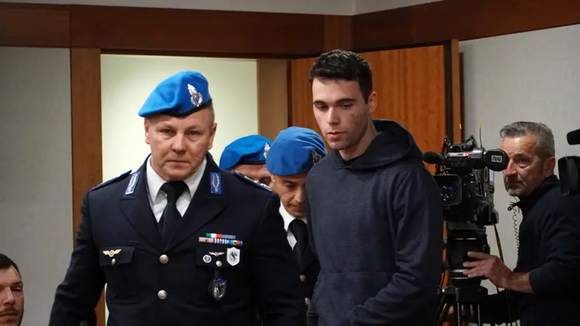 Filippo Turetta, l’assassino di Giulia Cecchettin, entra in aula della Corte di Assise, all’inizio dell’udienza odierna quando sara emessa la sentenza di condanna, Venezia 3 dicembre 2024. ANSA/ANDREA MEROLA