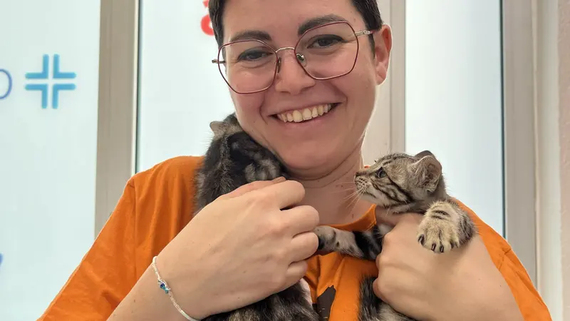 Una volontaria Lav con due cuccioli salvati