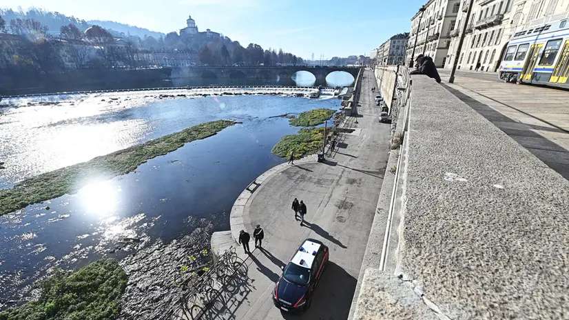 sopralluogo dei carabinieri ai Murazzi dove è stata lanciata una bici dal marciapiede di lungo po' cadorna ferendo un ragazzo e mandandolo in coma davanti al locale the beach a Torino, 21 gennaio 2023 ANSA/ALESSANDRO DI MARCO
