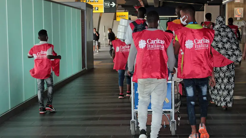 Con un nuovo corridoio umanitario, organizzato da Caritas Italiana, su mandato della Conferenza episcopale italiana (Cei), e dall'Unhcr (Agenzia Onu per i rifugiati), è giunto oggi, intorno alle 10, via Tunisi, all'aeroporto di Fiumicino un gruppo di 45 profughi dal Niger che, come da protocollo, sono stati sottoposti a test anti Covid e misurazione della temperatura corporea. Sono stati accolti da una ventina di volontari Caritas e operatori diocesani. Sono in tutto otto nucleo familiari con una ventina di minori. Saranno trasferiti in otto diocesi, tra nord e sud Italia, Aeroporto Leonardo Da Vinci, Roma, 23 giugno 2021. ANSA/TELENEWS