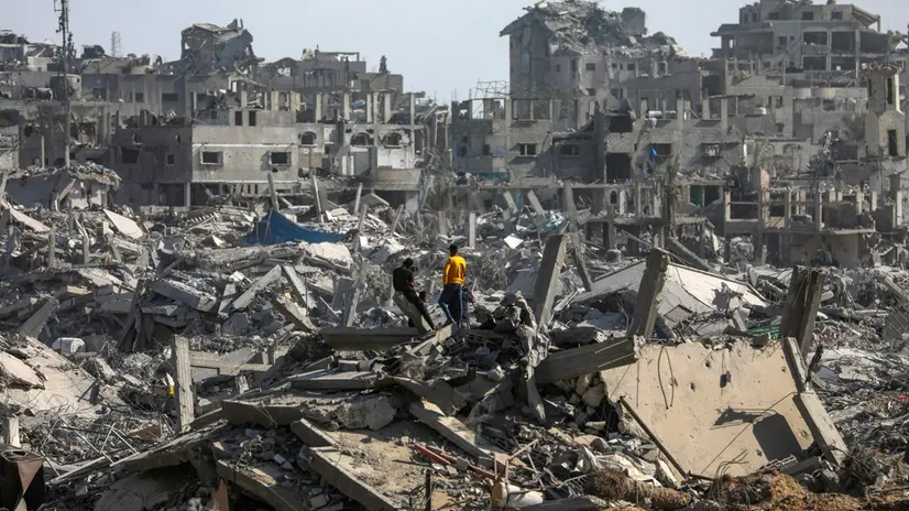 epa12447016 Internally displaced Palestinians among the rubble of destroyed buildings amid a ceasefire between Israel and Hamas, in Gaza City, 11 October 2025. US President Donald Trump announced that Israel and Hamas have agreed to the first phase of a Gaza peace plan. The deal involves the release of Israeli hostages and Palestinian prisoners, the withdrawal of Israeli forces, and the delivery of humanitarian aid to Gaza. EPA/MOHAMMED SABER