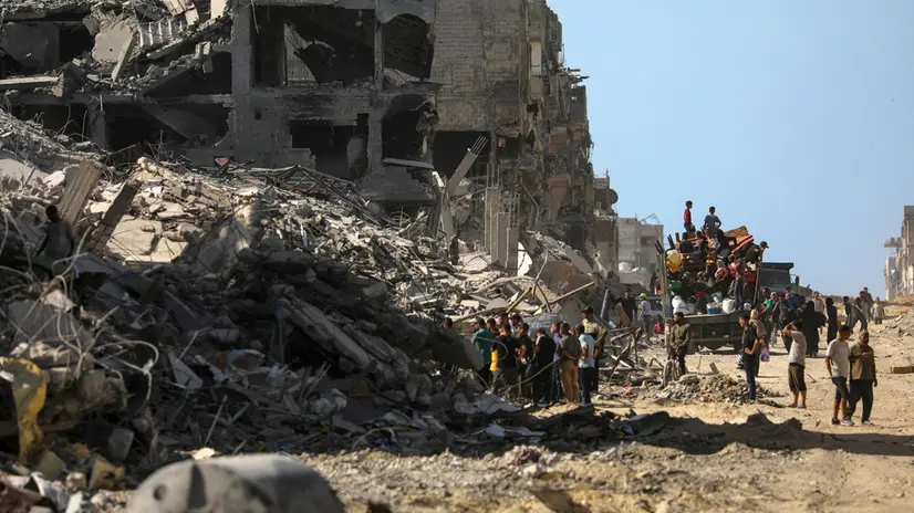 epa12447082 Internally displaced Palestinians walk along a street among the rubble of destroyed buildings amid a ceasefire between Israel and Hamas, in Gaza City, 11 October 2025. US President Donald Trump announced that Israel and Hamas have agreed to the first phase of a Gaza peace plan. The deal involves the release of Israeli hostages and Palestinian prisoners, the withdrawal of Israeli forces, and the delivery of humanitarian aid to Gaza. EPA/MOHAMMED SABER