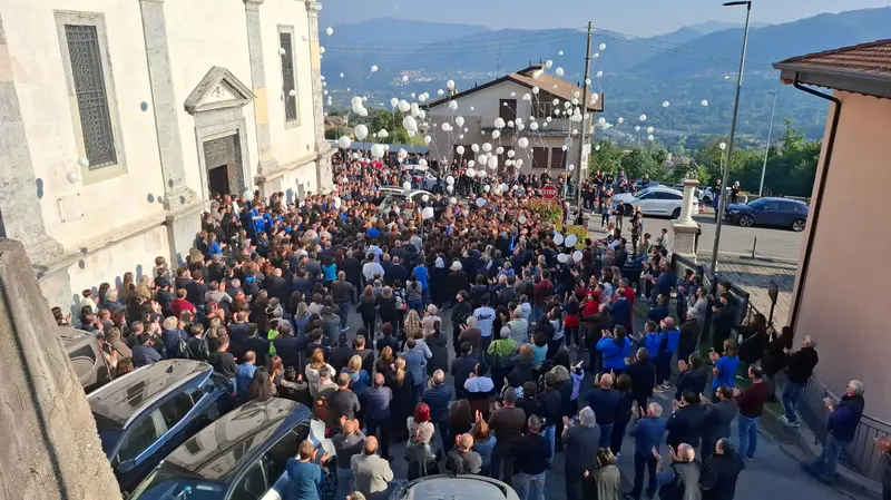 In centinaia per l'ultimo saluto a Luca Tanfoglio