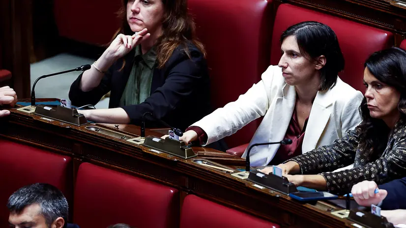 La segretaria del Partito Democratico (Pd) Elly Schleini in aula alla Camera durante l’esame delle Disposizioni per la revisione dei servizi per i cittadini e le imprese all’estero, Roma, 14 ottobre 2025. ANSA/ANGELO CARCONI