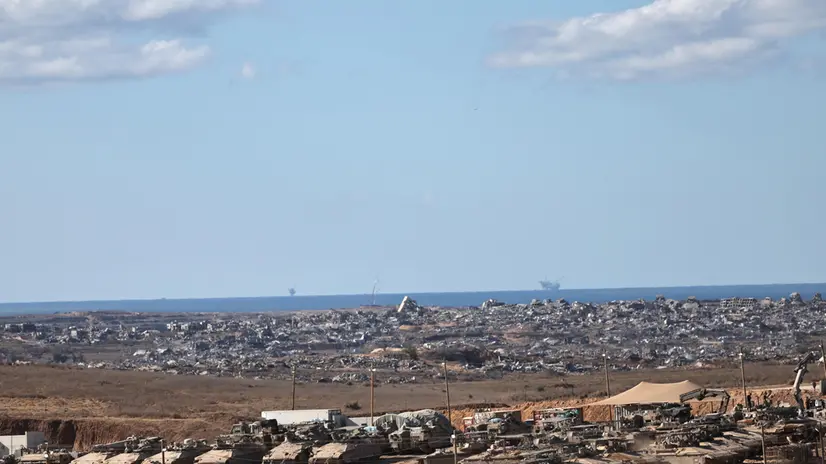 epa12453512 Israeli tanks at a gathering site next to the Israeli Gaza border in southern Israel after they withdrew from the Gaza Strip following the Israel-Hamas agreement , 14 October 2025, EPA/ATEF SAFADI