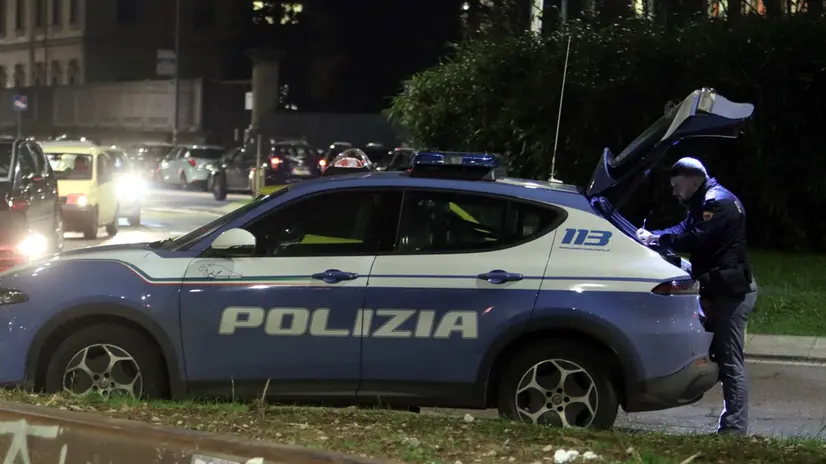 I rilievi in piazzale Gambara dove una persona è morta e l'altra è rimasta ferita in modo grave durante una sparatoria in un panificio pasticceria, Milano, 15 febbraio 2025. Sul posto sono intervenuti gli operatori del 118 con due ambulanze e due automediche in codice rosso. Presenti anche le volanti della polizia e gli agenti della scientifica per eseguire i primi accertamenti. ANSA/ PAOLO SALMOIRAGO