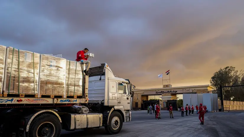 epa12447987 A humanitarian aid truck moves towards the Rafah border crossing, between Egypt and the Gaza Strip, in Rafah, North Sinai, Egypt, 12 October 2025. An increase of the number of trucks loaded with humanitarian aid were allowed into the Gaza Strip as part of the ceasefire agreement between Israel and Hamas, and ahead of the scheduled October 13th Sharm El-Sheikh Peace Summit to end the conflict in Gaza. EPA/STRINGER