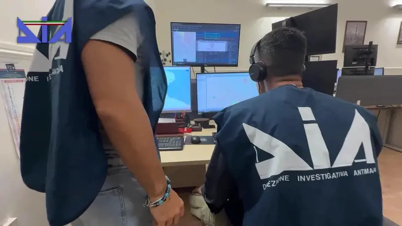 Un fermo immagine tratto da un video mostra un momento dell'operazione della Direzione Investigativa Antimafia di Napoli che ha arrestato sette persone accusate di avere minacciato alcuni imprenditori per costringerli a versare denaro per poter proseguire nella propria attività lavorativa, 15 gennaio 2025. +++ ANSA PROVIDES ACCESS TO THIS HANDOUT PHOTO TO BE USED SOLELY TO ILLUSTRATE NEWS REPORTING OR COMMENTARY ON THE FACTS OR EVENTS DEPICTED IN THIS IMAGE; NO ARCHIVING; NO LICENSING +++ NPK +++