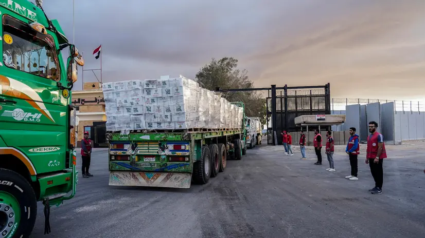 epa12447993 Humanitarian aid trucks move towards the Rafah border crossing, between Egypt and the Gaza Strip, in Rafah, North Sinai, Egypt, 12 October 2025. An increase of the number of trucks loaded with humanitarian aid were allowed into the Gaza Strip as part of the ceasefire agreement between Israel and Hamas, and ahead of the scheduled October 13th Sharm El-Sheikh Peace Summit to end the conflict in Gaza. EPA/STRINGER