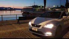 I due sono stati fermati dalla Polizia dopo essere stati insegui dalla commessa del negozio