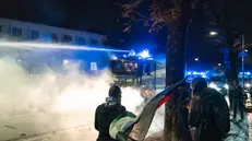 Scontri con le forze dell'ordine durante il corteo pro Pal in occasione della partita di calcio Italia-Israele valevole per i playoff nella corsa alle qualificazioni ai Mondiali 2026, Udine, 14 ottobre 2025. ANSA/NUOVE TECNICHE