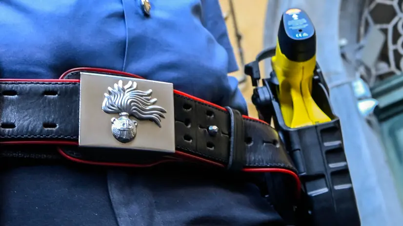 Due carabinieri sul luogo in cui altri carabinieri sono intervenuti per bloccare un uomo, poi morto in ambulanza, Napoli, 6 ottobre 2025. I militari erano intervenuti per la segnalazione di una lite in famiglia, il trentacinquenne ha aperto la porta e opposto resistenza. "Dopo diversi tentativi di calmarlo, alla fine è stato usato il taser, seguendo le procedure di utilizzo previste dalla legge", hanno riferito fonti investigative. ANSA / CIRO FUSCO