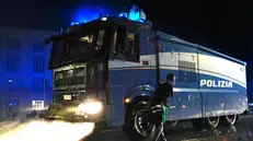 Scontri con le forze dell'ordine durante il corteo pro Pal in occasione della partita di calcio Italia-Israele valevole per i playoff nella corsa alle qualificazioni ai Mondiali 2026, Udine, 14 ottobre 2025. ANSA/NUOVE TECNICHE