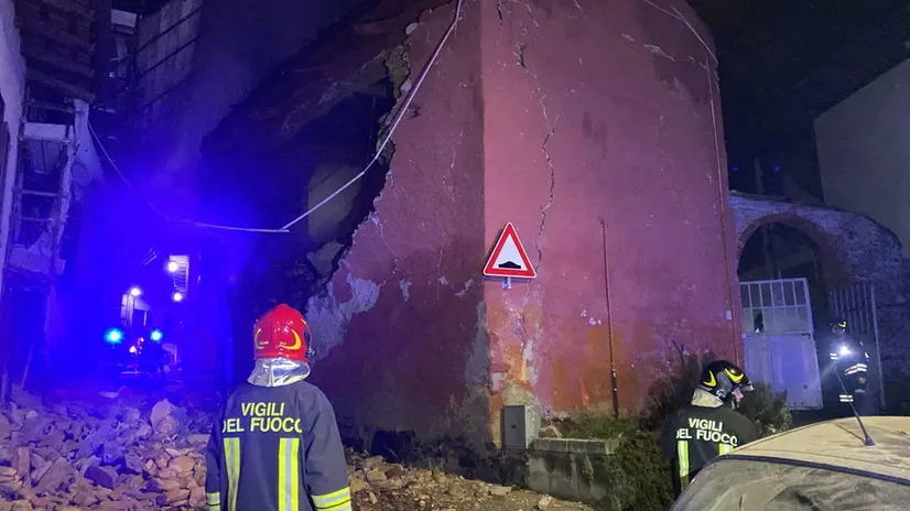 I vigili del fuoco sul luogo dell'esplosione che ha colpito questa sera una casa unifamiliare in via Roma a Martiniana Po, in provincia di Cuneo, probabilmente a causa di una fuga di gas, 12 febbraio 2025. Il bilancio e' di un uomo con disabilità motorie morto schiacciato sotto le macerie e due donne rimaste intossicate. ANSA/ VIGILI DEL FUOCO +++ ANSA PROVIDES ACCESS TO THIS HANDOUT PHOTO TO BE USED SOLELY TO ILLUSTRATE NEWS REPORTING OR COMMENTARY ON THE FACTS OR EVENTS DEPICTED IN THIS IMAGE; NO ARCHIVING; NO LICENSING +++ NPK +++