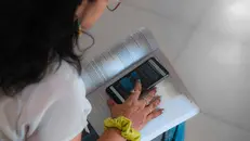 Una ragazza utilizza ChatGpt