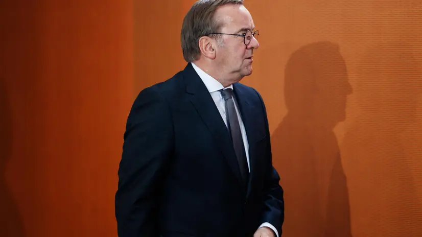 epa12438944 German Defense Minister Boris Pistorius arrives at the beginning of the weekly cabinet meeting of the German government in Berlin, Germany, 08 October 2025. EPA/CLEMENS BILAN