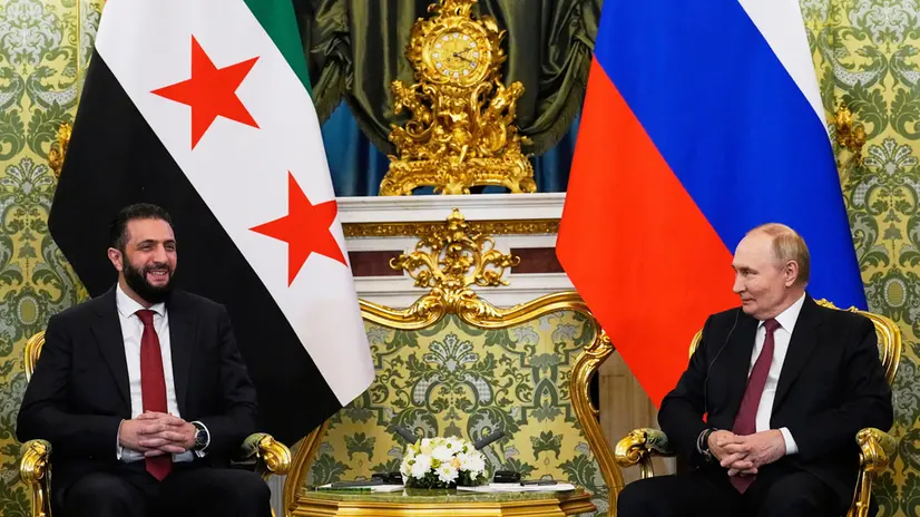 epa12455418 Russian President Vladimir Putin (R) and Syrian interim President Ahmad al-Sharaa talk during their meeting at the Grand Kremlin Palace in Moscow, Russia, 15 October 2025. EPA/ALEXANDER ZEMLIANICHENKO / POOL