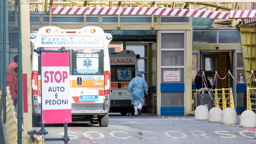 La fila di ambulanze con pazienti in attesa del ricovero, al pronto soccorso dell’ospedale Umberto I di Roma. Roma, 28 ottobre 2020 ANSA/MASSIMO PERCOSSI